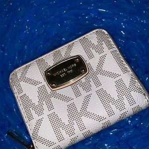 white michael kors wallet